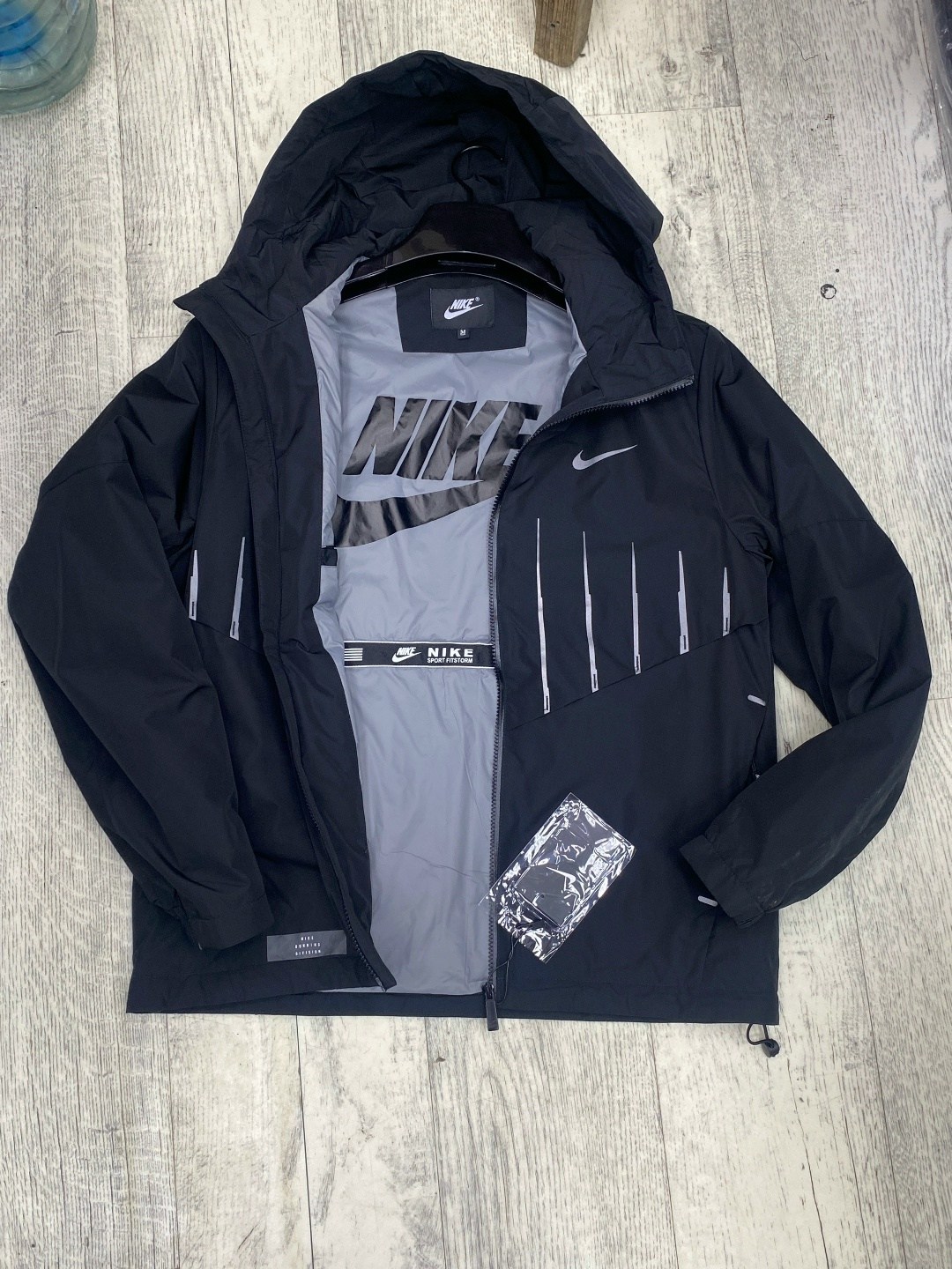 женская куртка nike,nike ветровка,куртка женская,nike куртка,ветровка nike essential