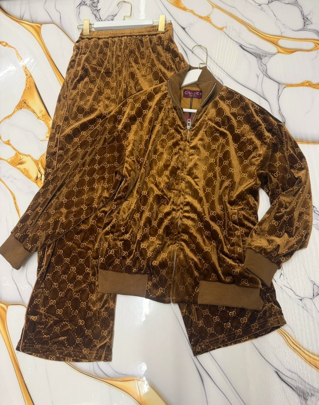 комплект одежды gucci,костюм велюровый,gucci костюм,спортивный костюм gucci бежевый легкий,костюм спортивный gucci