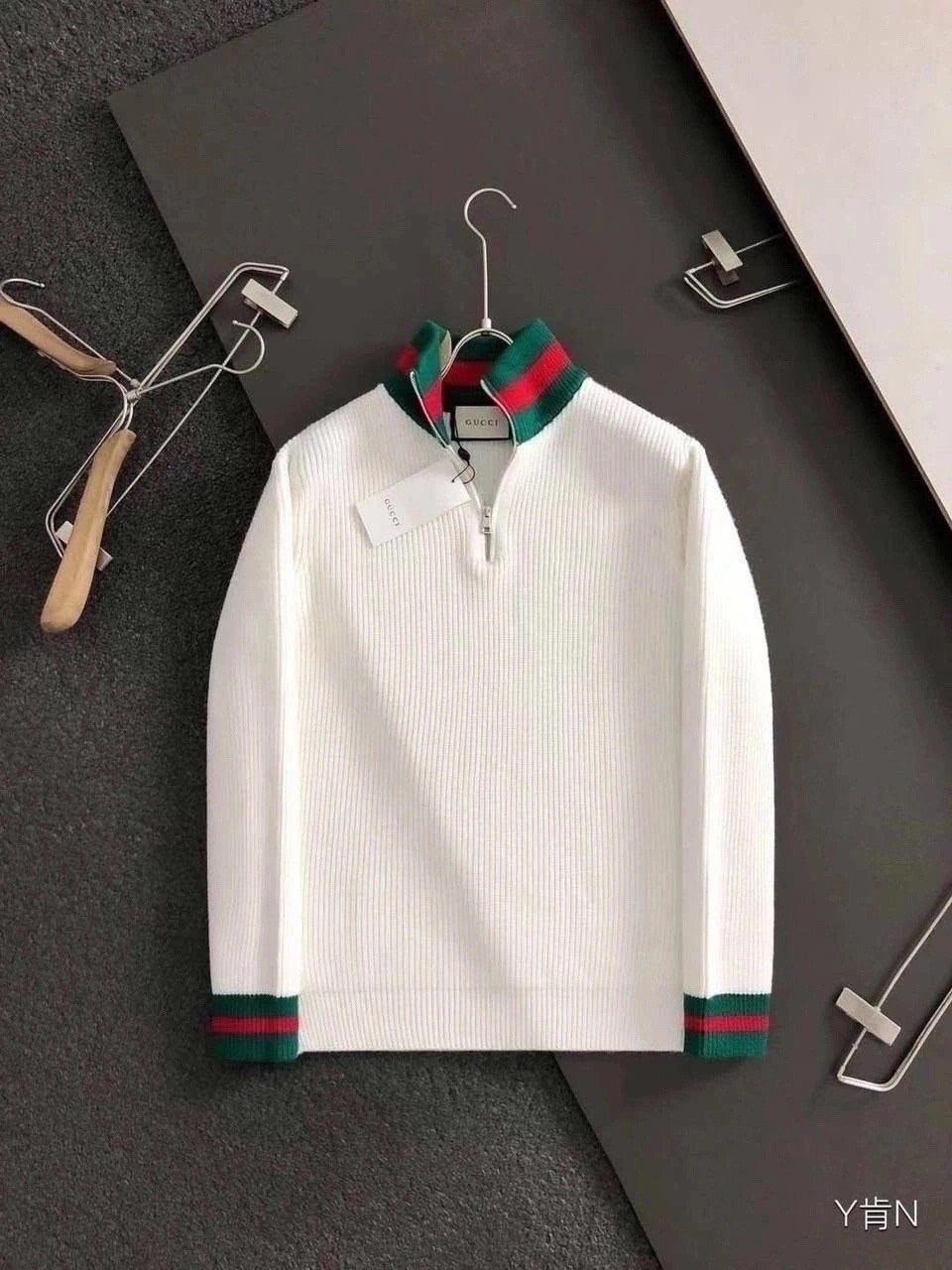 черный джемпер с контрастными полосками gucci man,мужской свитер,шерстяной свитер gucci 548115 x1561 чёрный,джемпер gucci,свитер повседневный
