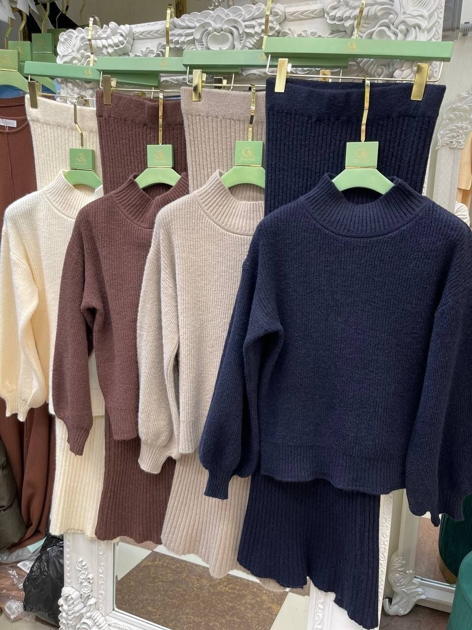 костюм с юбкой миди трикотажный galore original,костюм с юбкой galore original,женский костюм молочный,костюм с юбкой миди трикотажный,костюм с юбкой миди трикотажный galore original цвет молочный