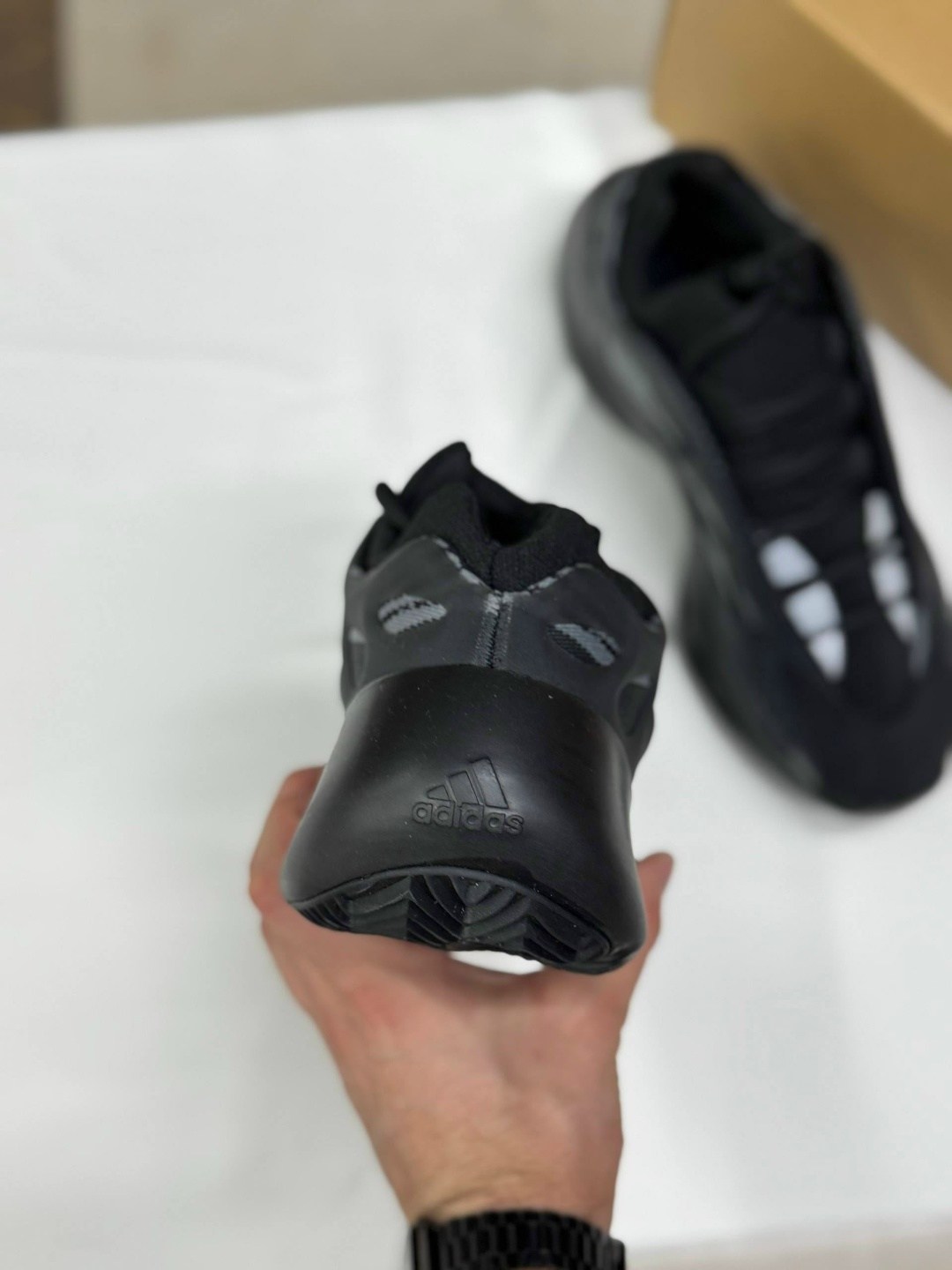 кроссовки adidas yeezy boost 700,adidas yeezy boost 700 v 3,кроссовки adidas yeezy 700,adidas yeezy boost 700,yeezy boost 700 v 3