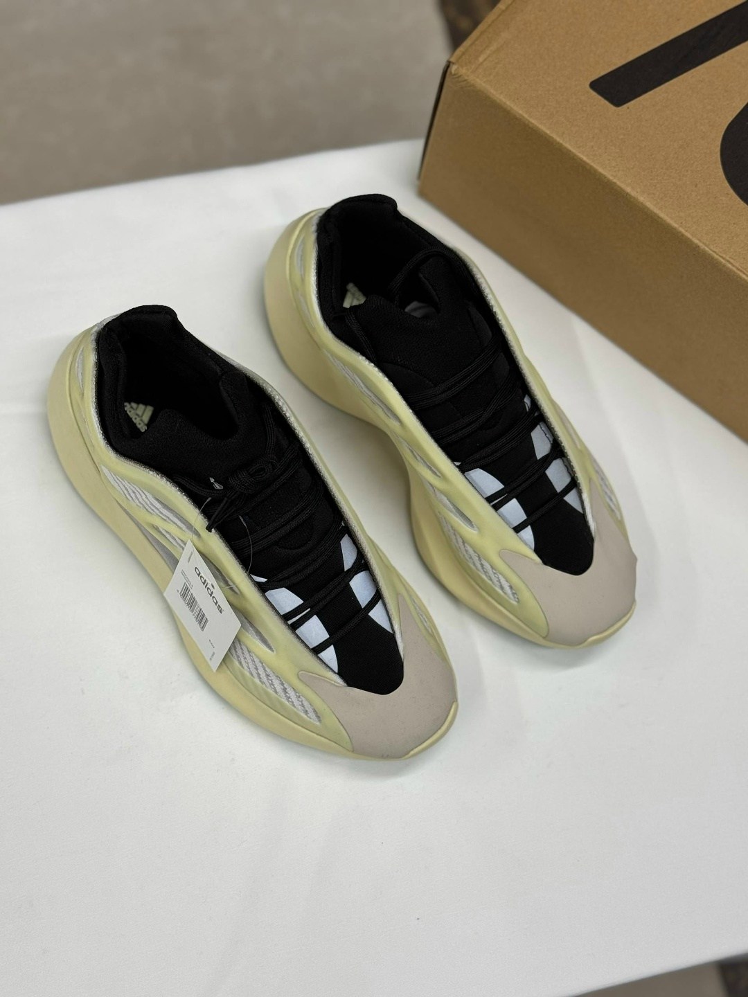 кроссовки adidas yeezy boost 700,adidas yeezy boost 700 v 3,кроссовки adidas yeezy 700,adidas yeezy boost 700,yeezy boost 700 v 3