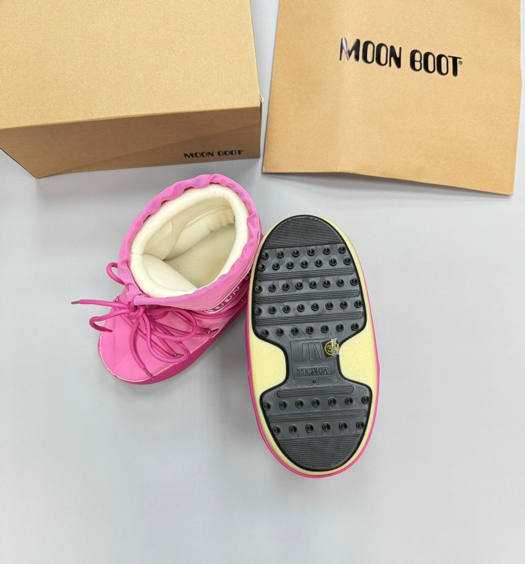 снежные сапоги из нейлона moon boot красный,сапоги icon low из нейлона moon boot красный,мун бут,moon boot ботинки,зимние сапоги из нейлона с низким логотипом moon boot красный