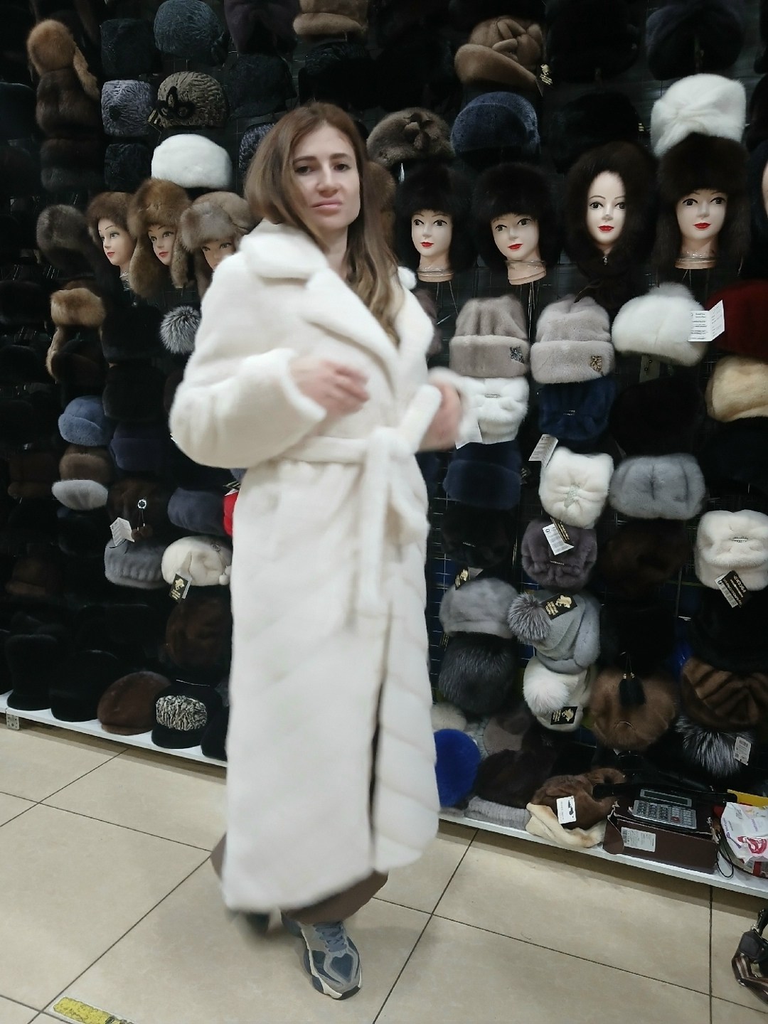 шуба искусственная,белая норковая шуба,женская шуба,белая длинная шуба,белая норковая шуба с поясом