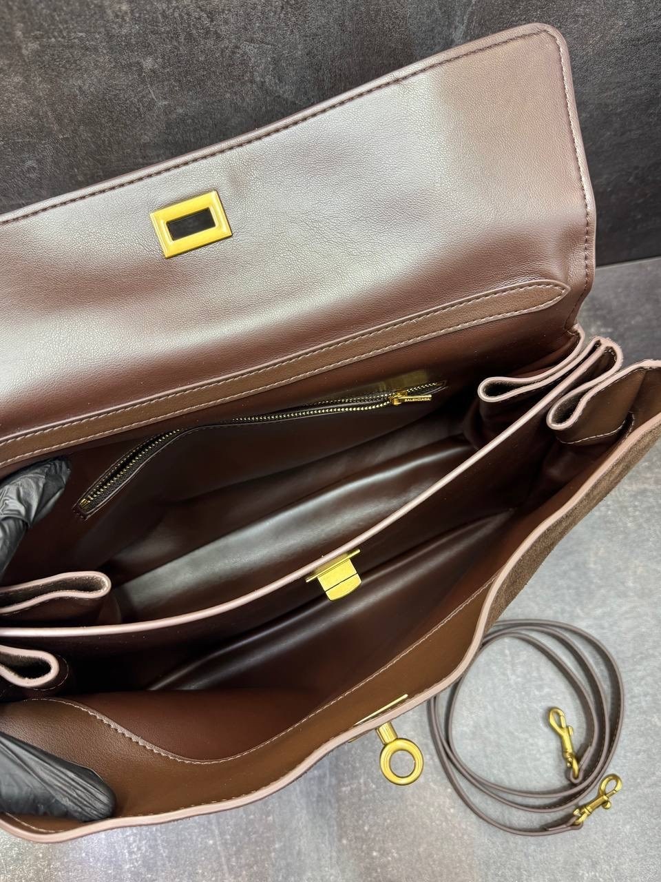 роскошная сумка из замши balenciaga rodeo,сумка в образе balenciaga размер 35 х 25 x 10 см замша,женская замшевая сумка balenciaga коричневая 35х23,замшевая сумка,сумка женская замшевая