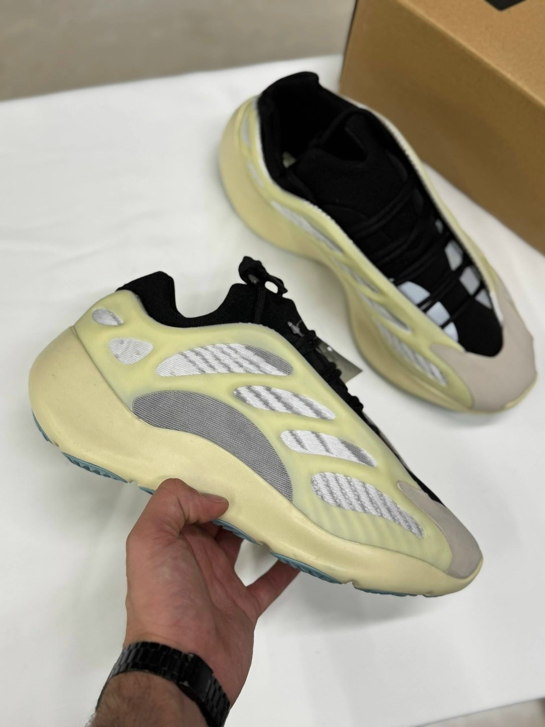 кроссовки adidas yeezy boost 700,adidas yeezy boost 700 v 3,кроссовки adidas yeezy 700,adidas yeezy boost 700,yeezy boost 700 v 3
