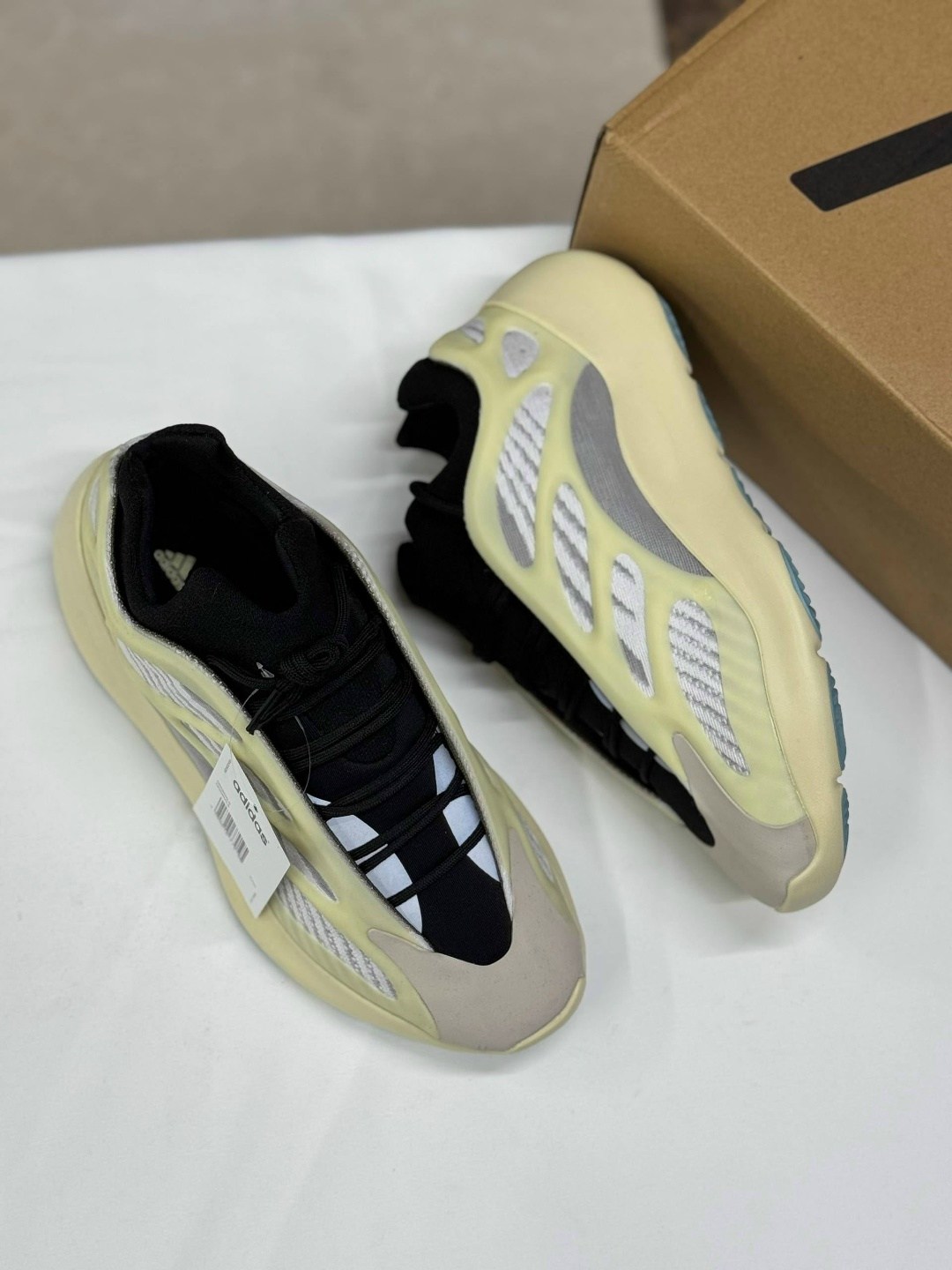 кроссовки adidas yeezy boost 700,adidas yeezy boost 700 v 3,кроссовки adidas yeezy 700,adidas yeezy boost 700,yeezy boost 700 v 3