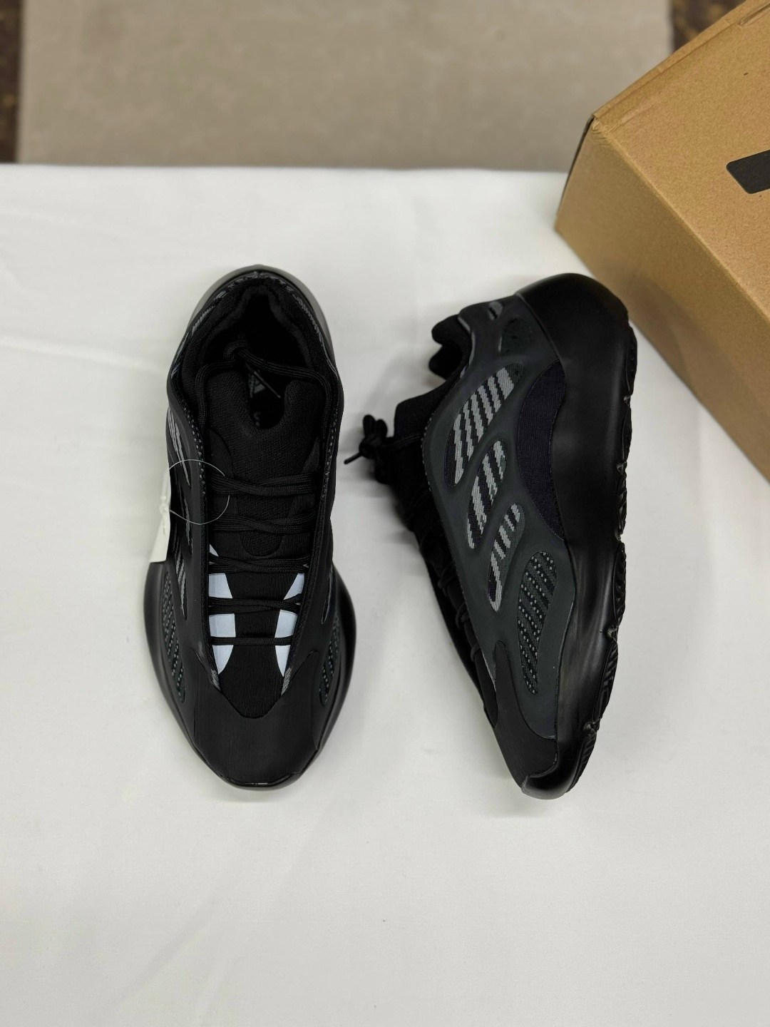 кроссовки adidas yeezy boost 700,adidas yeezy boost 700 v 3,кроссовки adidas yeezy 700,adidas yeezy boost 700,yeezy boost 700 v 3