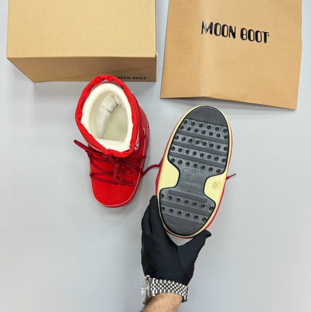 снежные сапоги из нейлона moon boot красный,сапоги icon low из нейлона moon boot красный,мун бут,moon boot ботинки,зимние сапоги из нейлона с низким логотипом moon boot красный