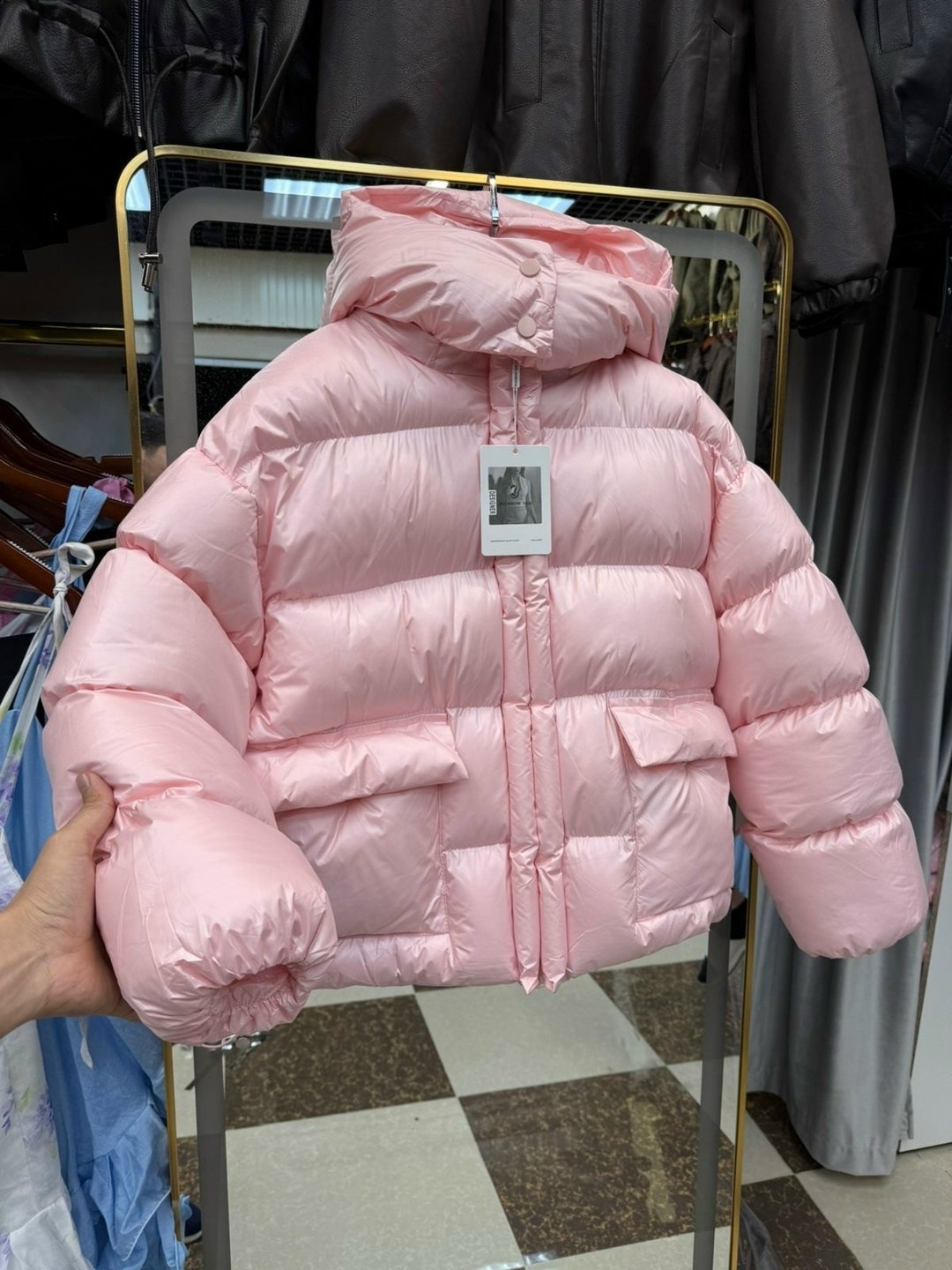 куртка монклер розовая женская,куртка moncler женская розовая,moncler розовая полиэстеровая куртка для женщин,короткий женский пуховик moncler розовый,пуховик короткий
