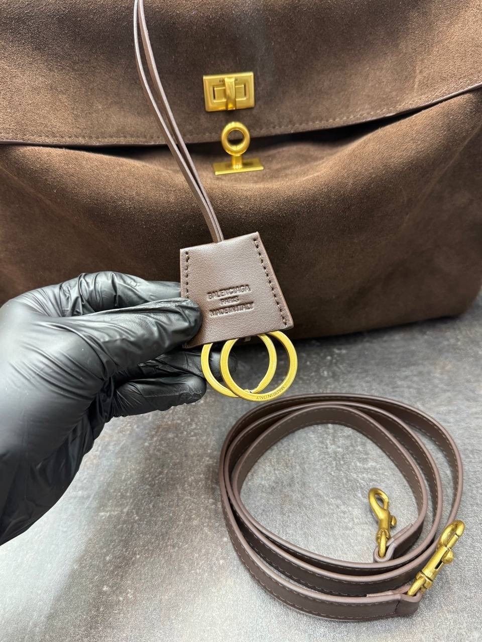 роскошная сумка из замши balenciaga rodeo,сумка в образе balenciaga размер 35 х 25 x 10 см замша,женская замшевая сумка balenciaga коричневая 35х23,замшевая сумка,сумка женская замшевая