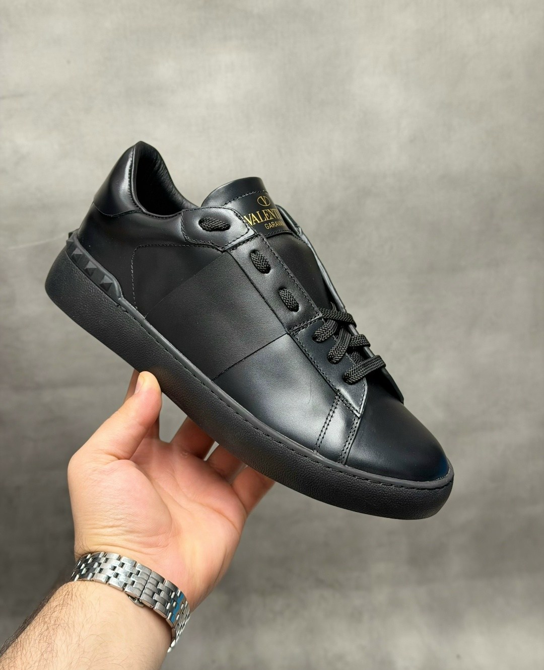 кроссовки valentino,кожаные кеды rockstud untitled valentino,кожаные кроссовки rockstud valentino garavani,valentino кроссовки мужские,