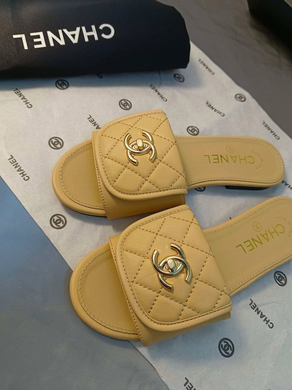 шлепанцы chanel,,шлепки шанель,шлепанцы шанель 2026,женские шлепанцы