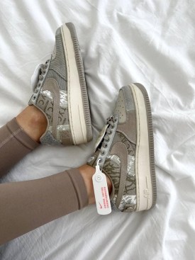 Кроссовки