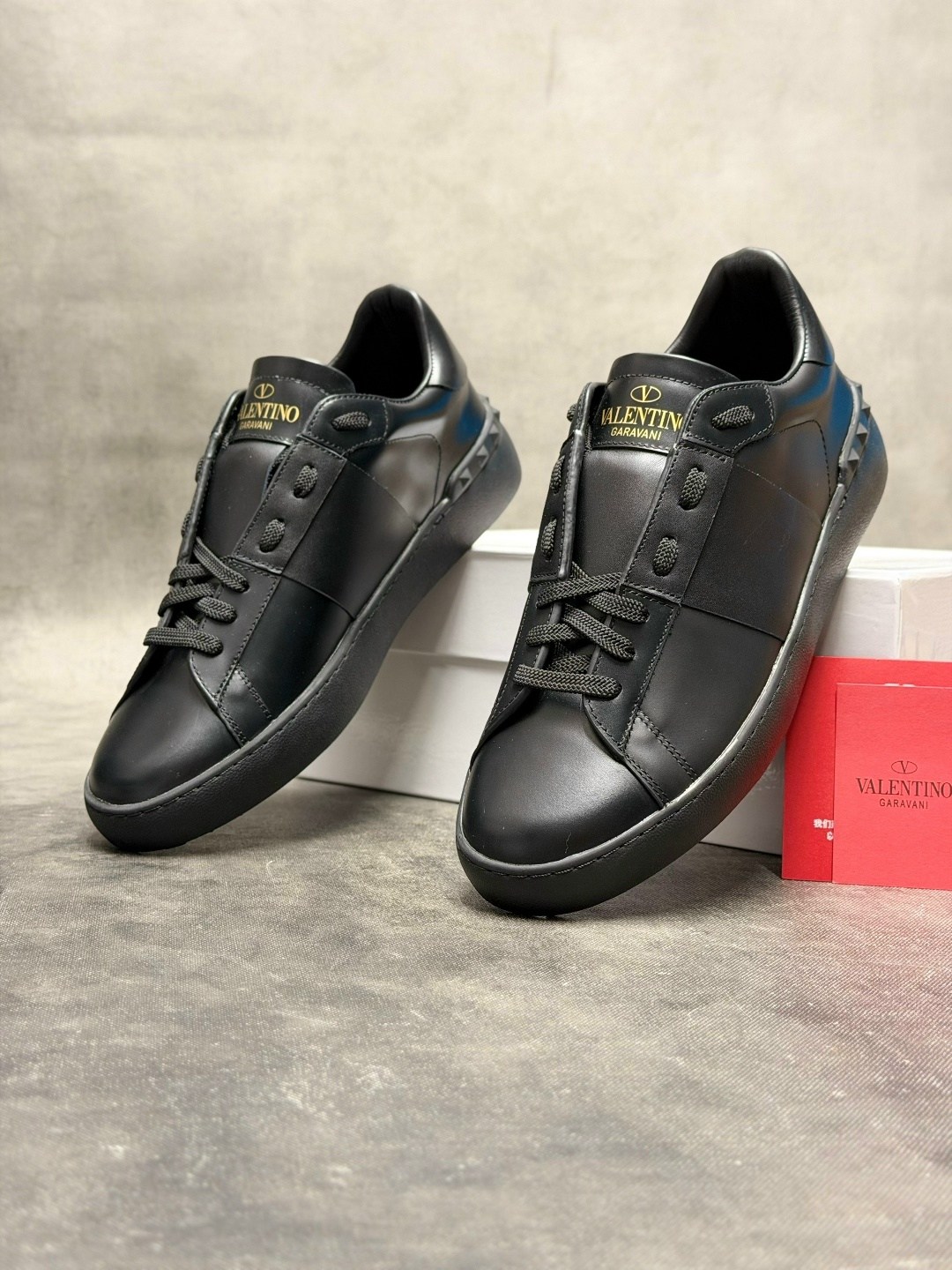 кроссовки valentino,кожаные кеды rockstud untitled valentino,кожаные кроссовки rockstud valentino garavani,valentino кроссовки мужские,