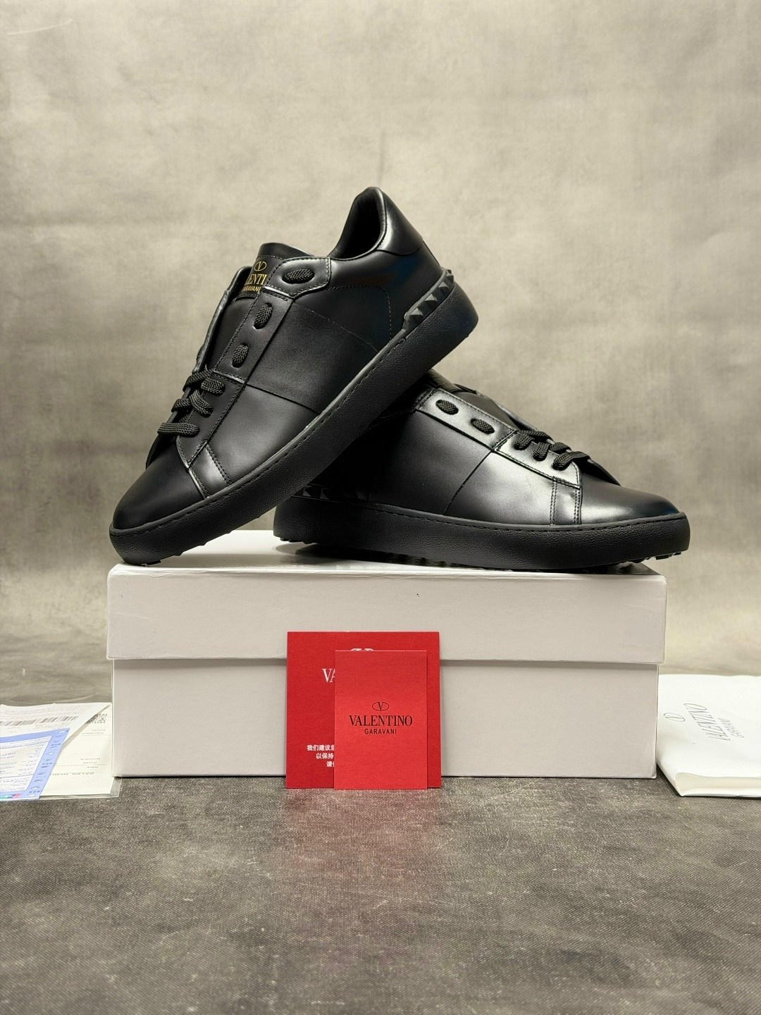 кроссовки valentino,кожаные кеды rockstud untitled valentino,кожаные кроссовки rockstud valentino garavani,valentino кроссовки мужские,