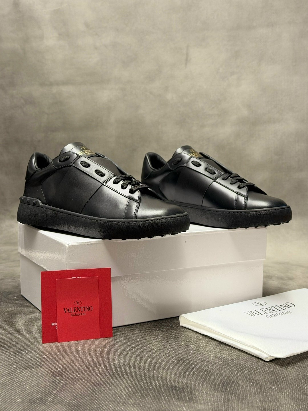 кроссовки valentino,кожаные кеды rockstud untitled valentino,кожаные кроссовки rockstud valentino garavani,valentino кроссовки мужские,