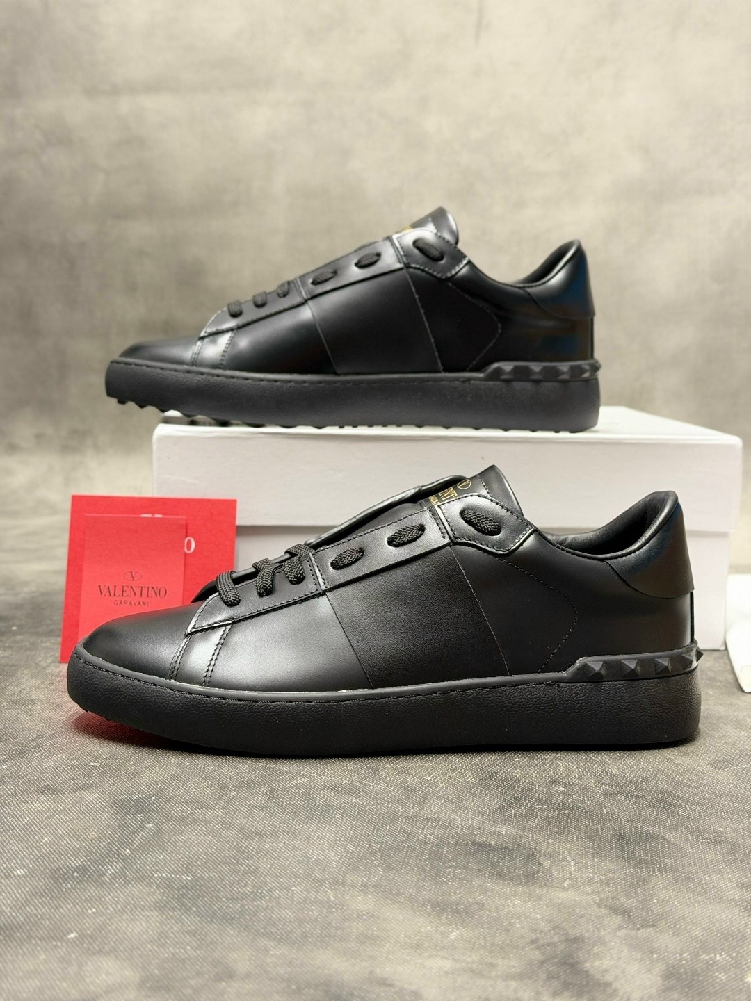 кроссовки valentino,кожаные кеды rockstud untitled valentino,кожаные кроссовки rockstud valentino garavani,valentino кроссовки мужские,
