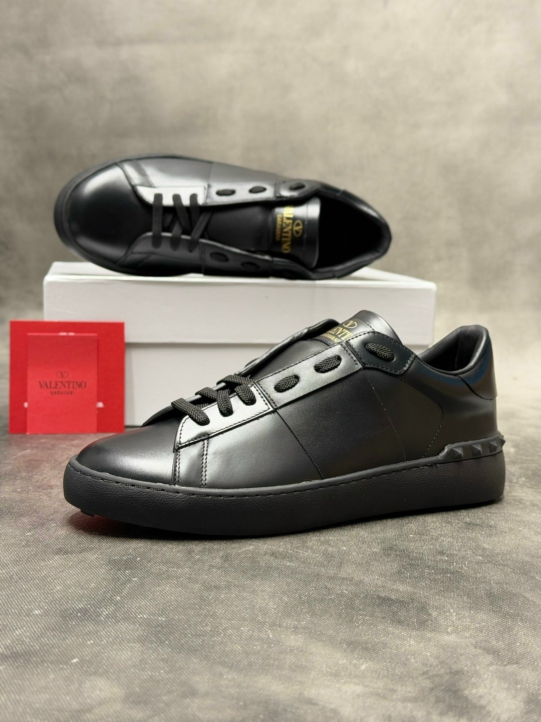 кроссовки valentino,кожаные кеды rockstud untitled valentino,кожаные кроссовки rockstud valentino garavani,valentino кроссовки мужские,