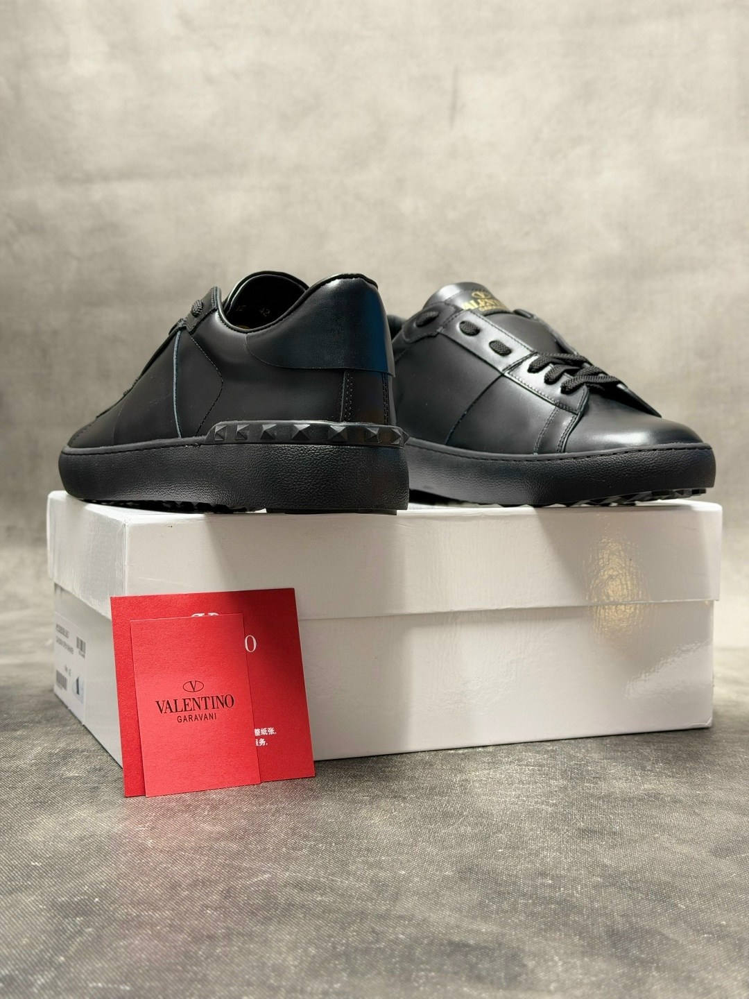 кроссовки valentino,кожаные кеды rockstud untitled valentino,кожаные кроссовки rockstud valentino garavani,valentino кроссовки мужские,