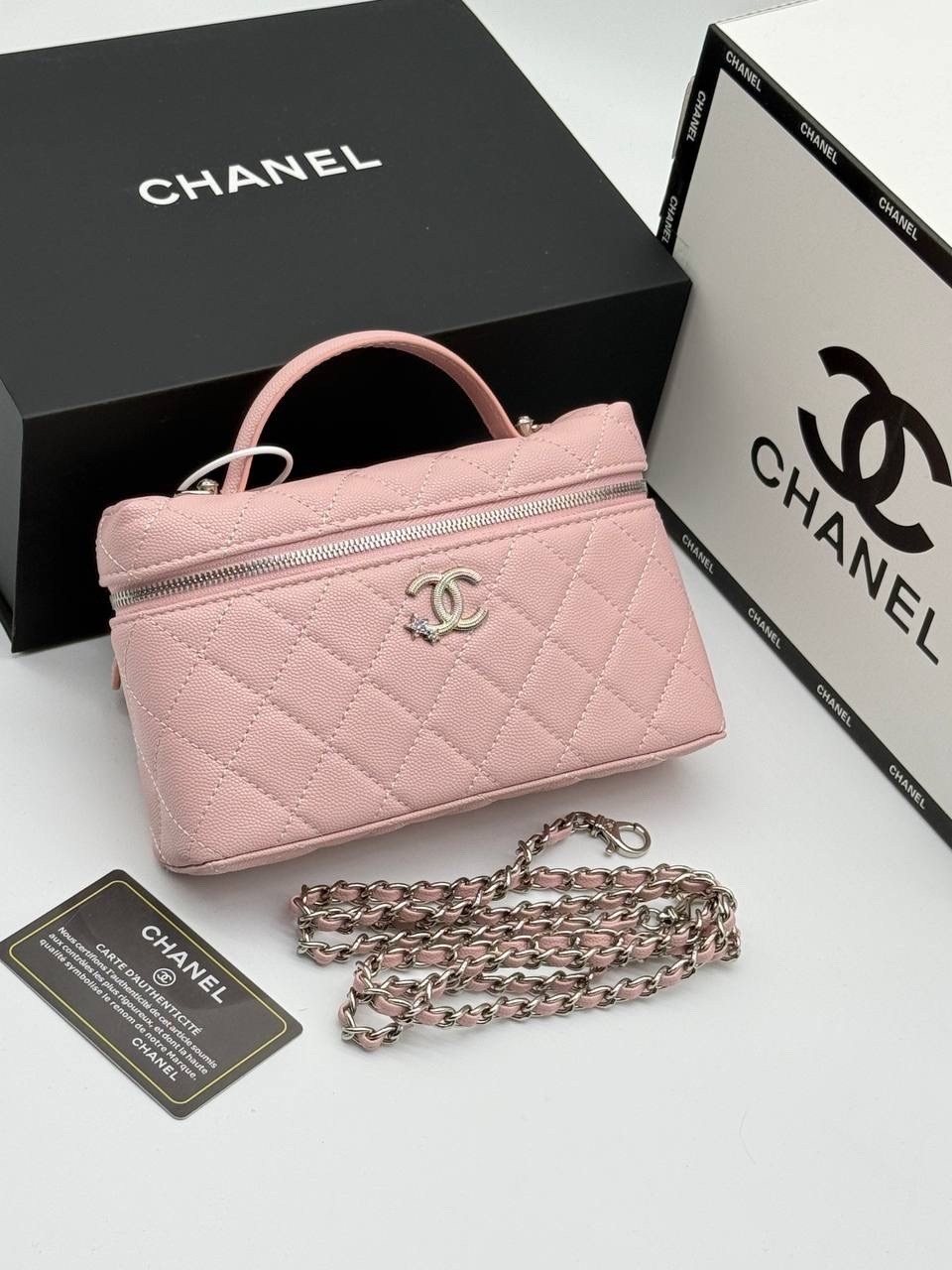 белая кожаная сумка chanel vanity на цепочке,сумка женская chanel,сумка chanel,сумка chanel с зеркальным белым цветом,сумки шанель