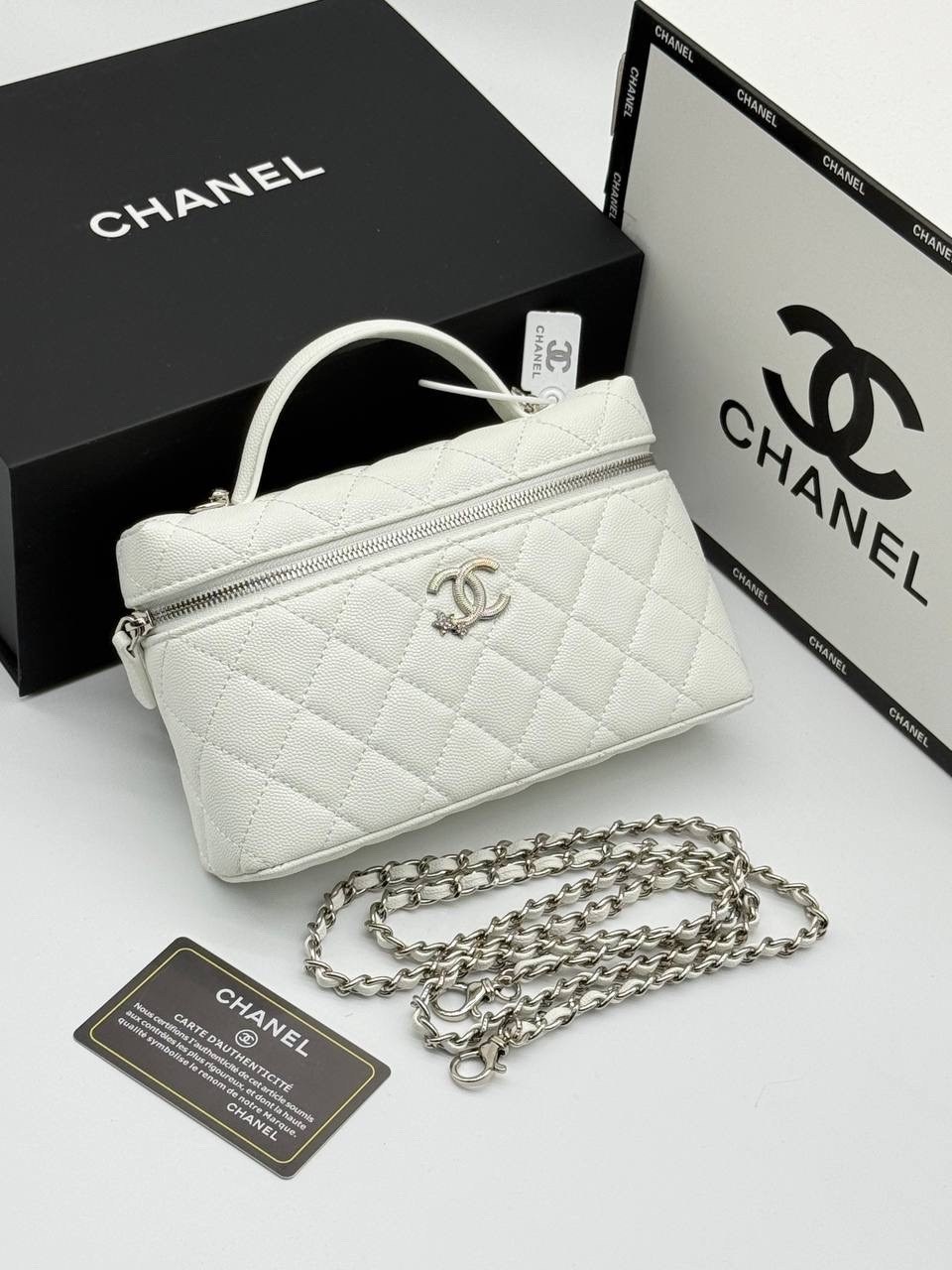 белая кожаная сумка chanel vanity на цепочке,сумка женская chanel,сумка chanel,сумка chanel с зеркальным белым цветом,сумки шанель