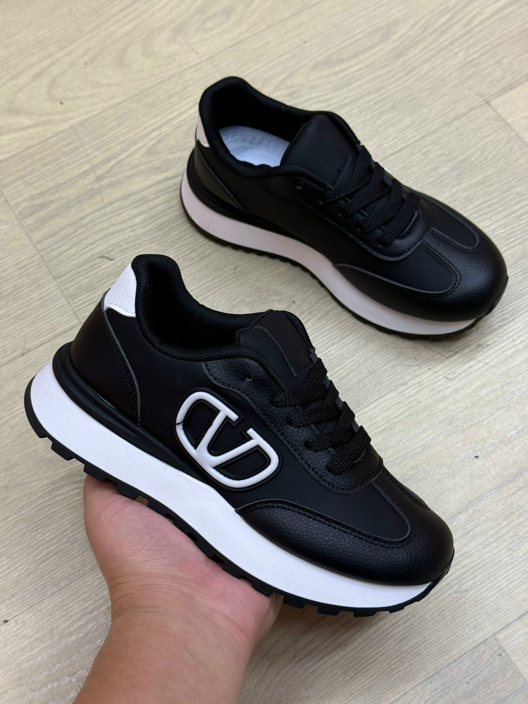 кроссовки valentino,кроссовки женскиe,,модные кроссовки,кроссовки стильные