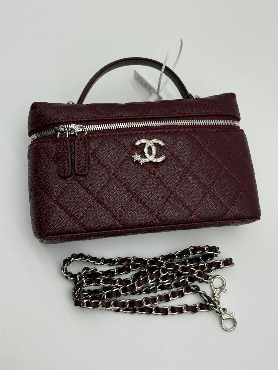 белая кожаная сумка chanel vanity на цепочке,сумка женская chanel,сумка chanel,сумка chanel с зеркальным белым цветом,сумки шанель
