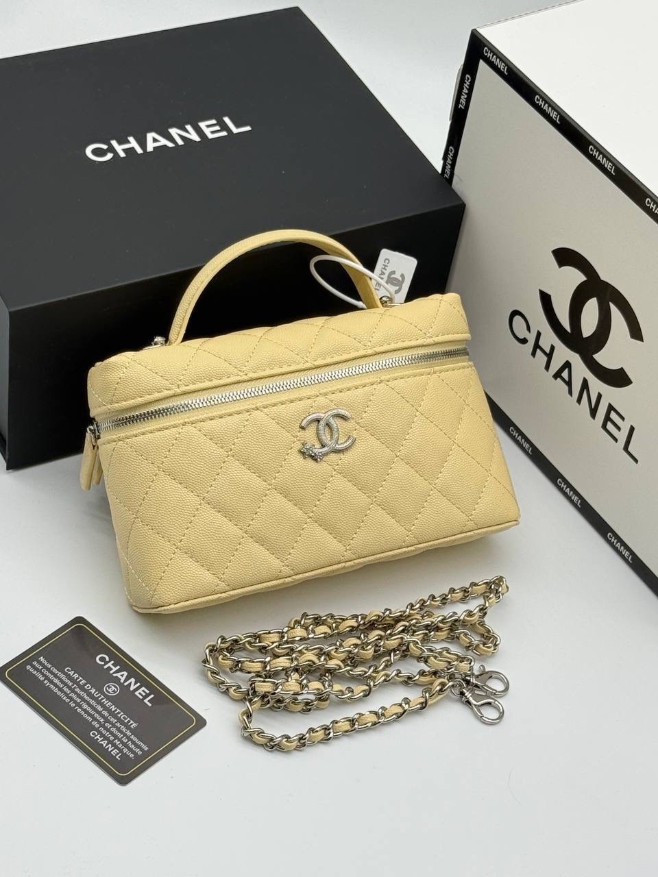 белая кожаная сумка chanel vanity на цепочке,сумка женская chanel,сумка chanel,сумка chanel с зеркальным белым цветом,сумки шанель