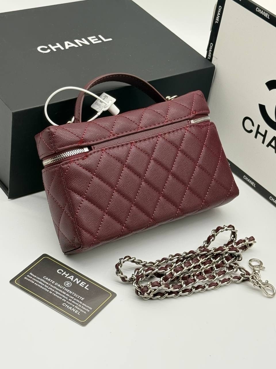 белая кожаная сумка chanel vanity на цепочке,сумка женская chanel,сумка chanel,сумка chanel с зеркальным белым цветом,сумки шанель
