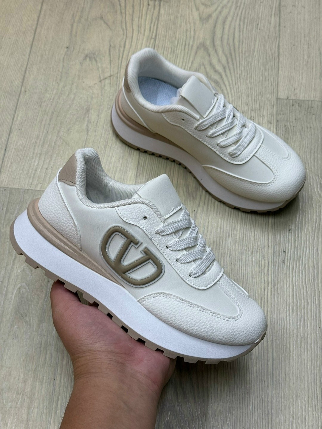 кроссовки valentino,кроссовки женскиe,,модные кроссовки,кроссовки стильные