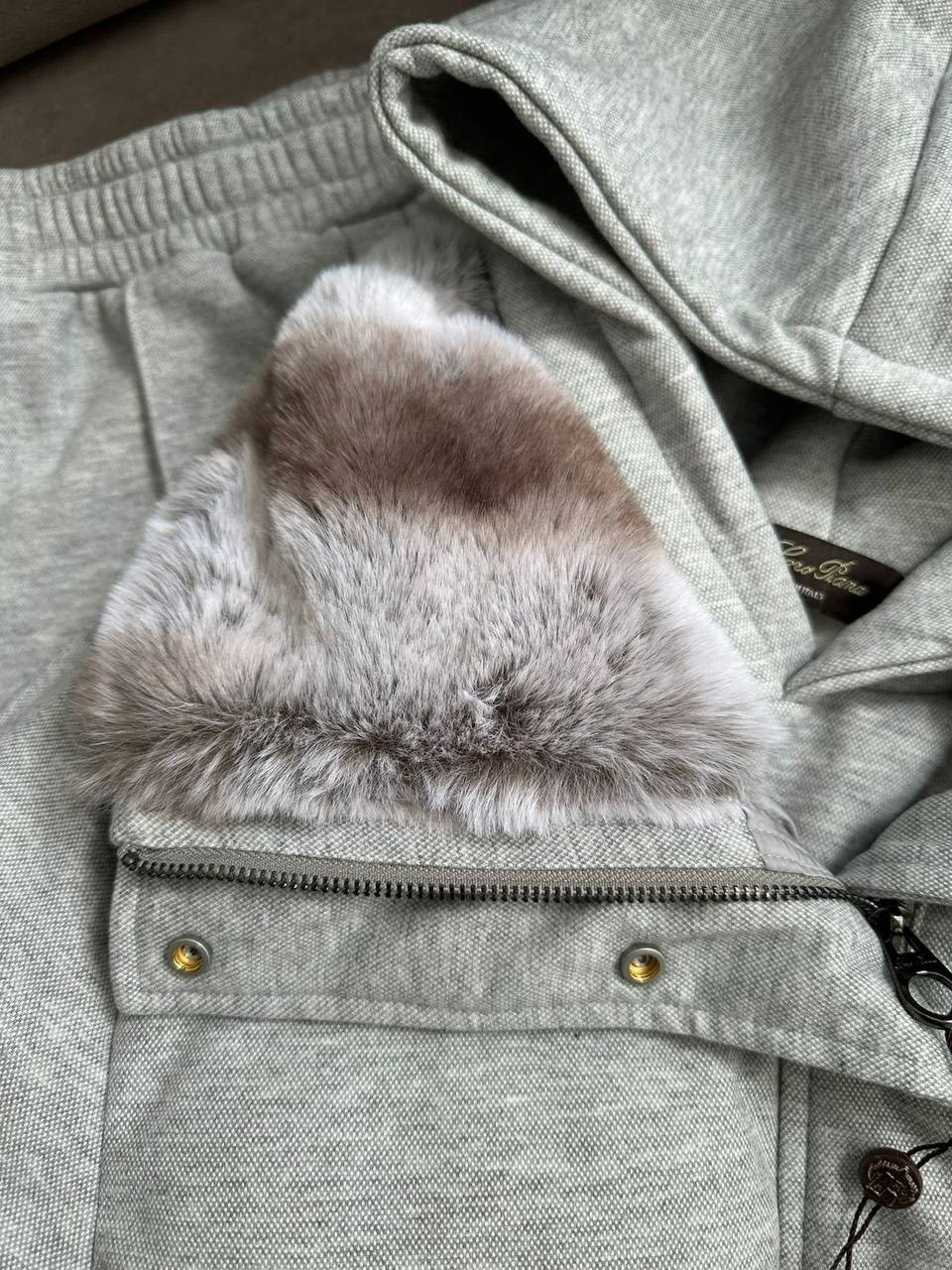 серый женский костюм тройка на флисе loro piana,костюм loro piana серый,теплая куртка,куртка loro piana,костюм зимний женский