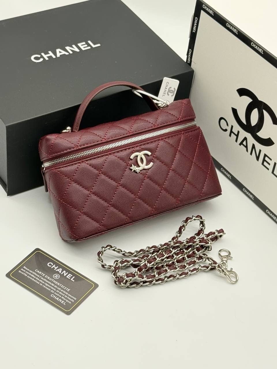 белая кожаная сумка chanel vanity на цепочке,сумка женская chanel,сумка chanel,сумка chanel с зеркальным белым цветом,сумки шанель