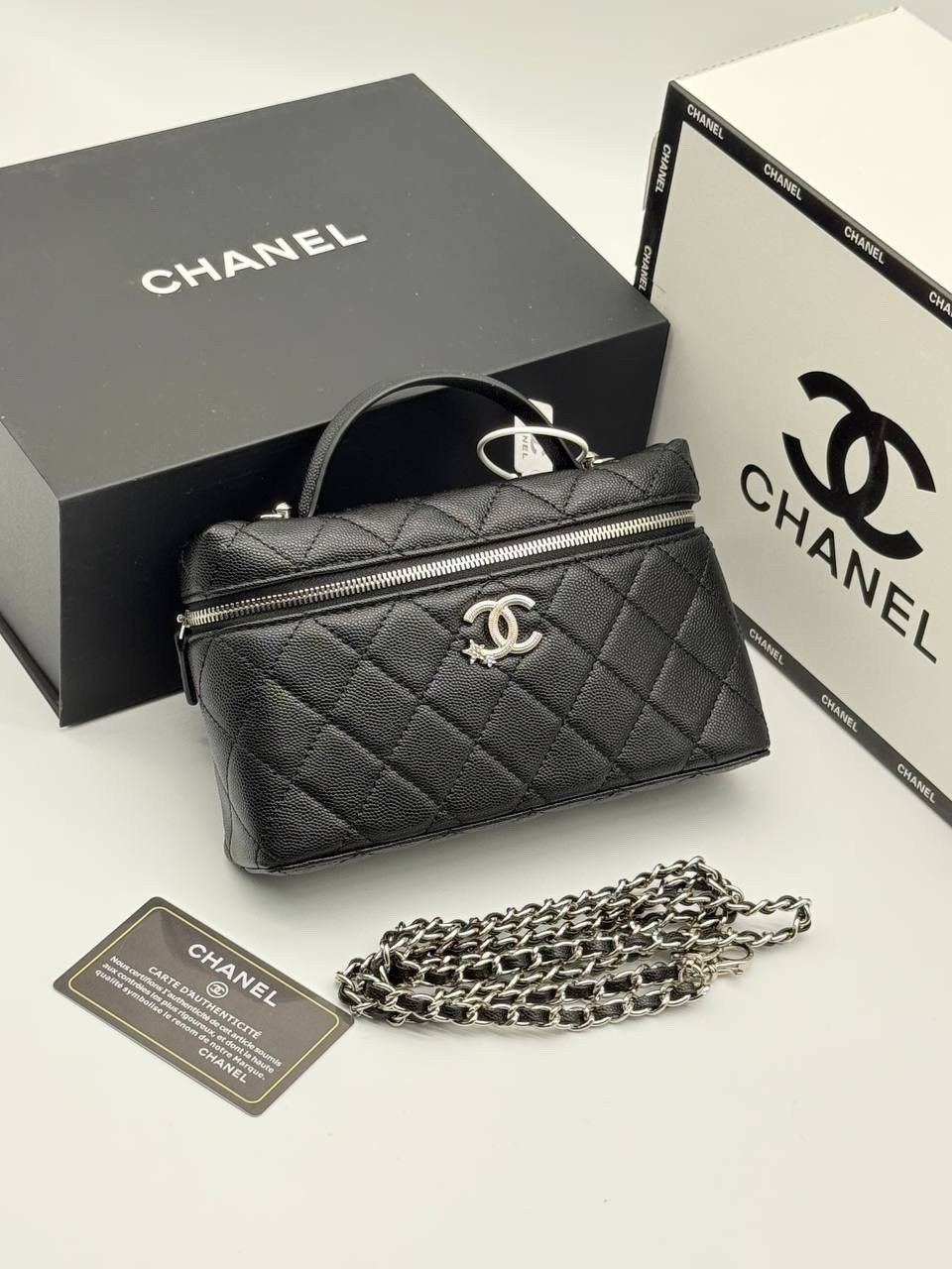 белая кожаная сумка chanel vanity на цепочке,сумка женская chanel,сумка chanel,сумка chanel с зеркальным белым цветом,сумки шанель