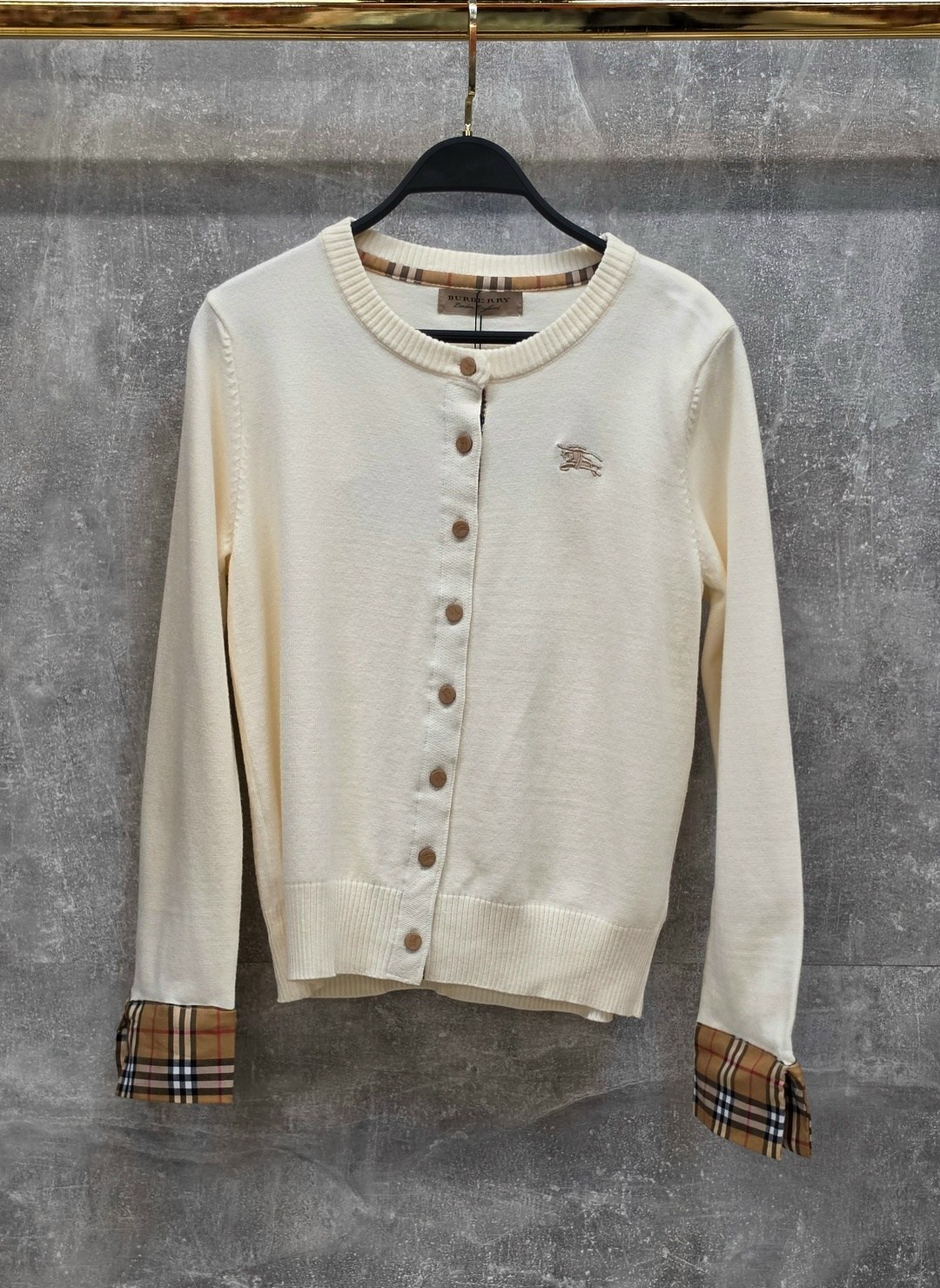 кардиган burberry,бежевый кардиган в клетку archive burberry,женский шерстяной кардиган коричневую полоску с цветными блоками в стиле burberry,свитер burberry,шерстяной кардиган burberry