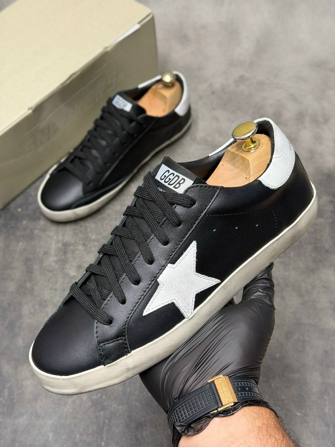 кроссовки golden goose superstar distressed black silver,golden goose deluxe brand черные кожаные кеды superstar с белой звездой,golden goose superstar кеды мужские,кроссовки golden goose super-star с