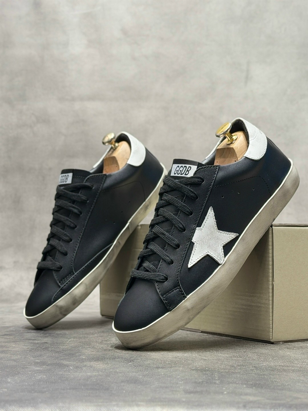 кроссовки golden goose superstar distressed black silver,golden goose deluxe brand черные кожаные кеды superstar с белой звездой,golden goose superstar кеды мужские,кроссовки golden goose super-star с