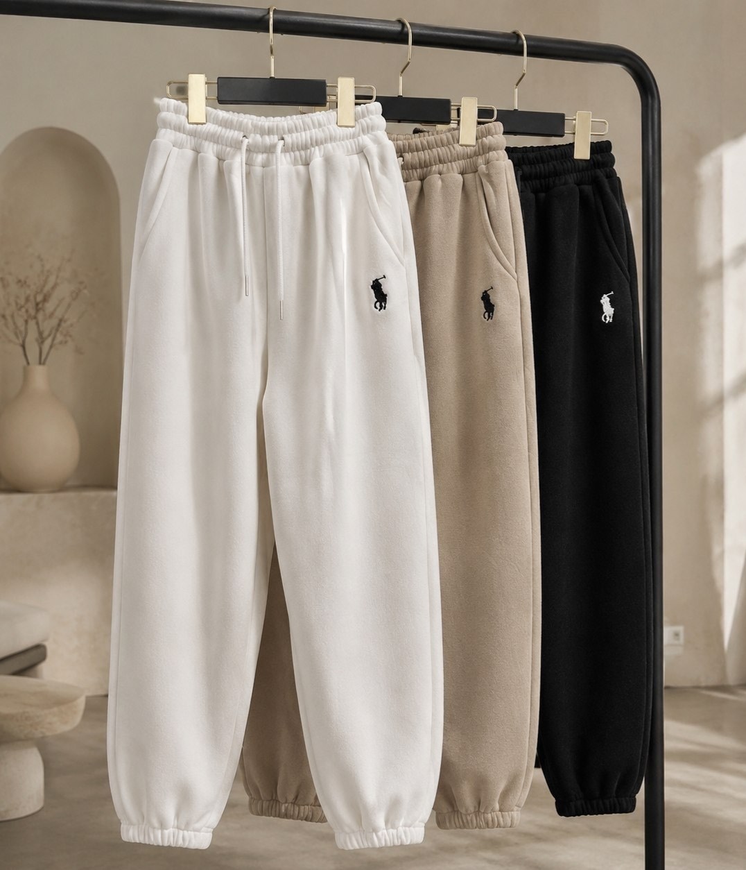 спортивные брюки,бежевые брюки,спортивные костюм,брюки джоггеры,белый спортивный костюм