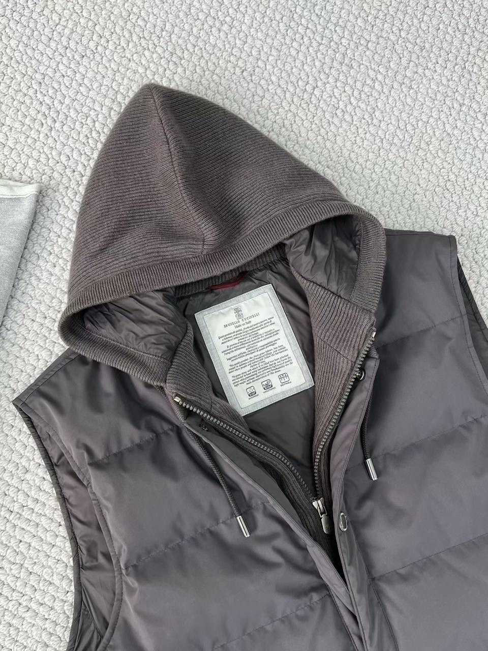 пуховый жилет brunello cucinelli,мужские жилеты brunello cucinelli,жилет brunello cucinelli,жилет с капюшоном,жилет мужской