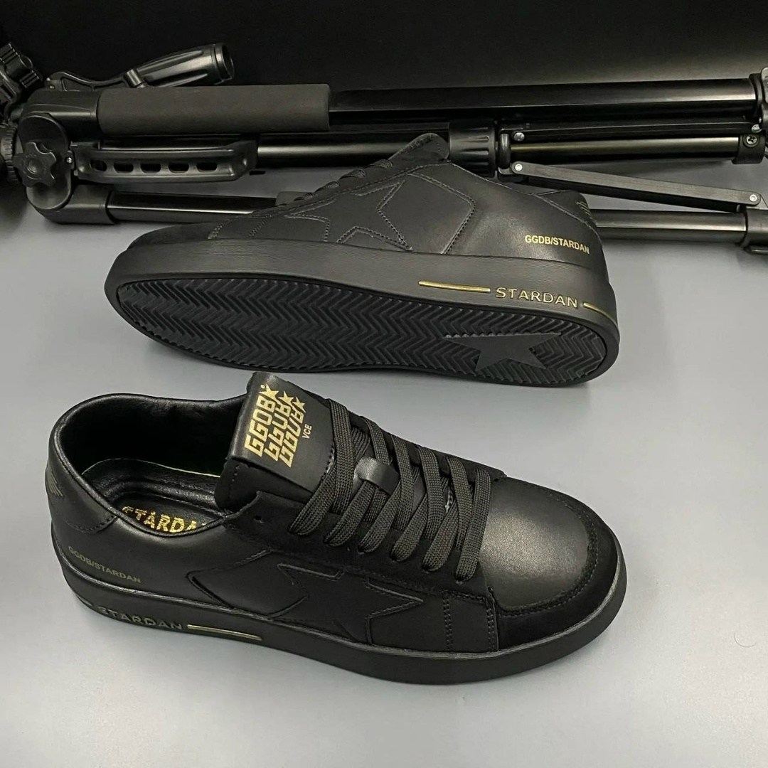 ,черные мужские кроссовки,valentino garavani rockstud кроссовки,кроссовки versace,мужской кроссовки
