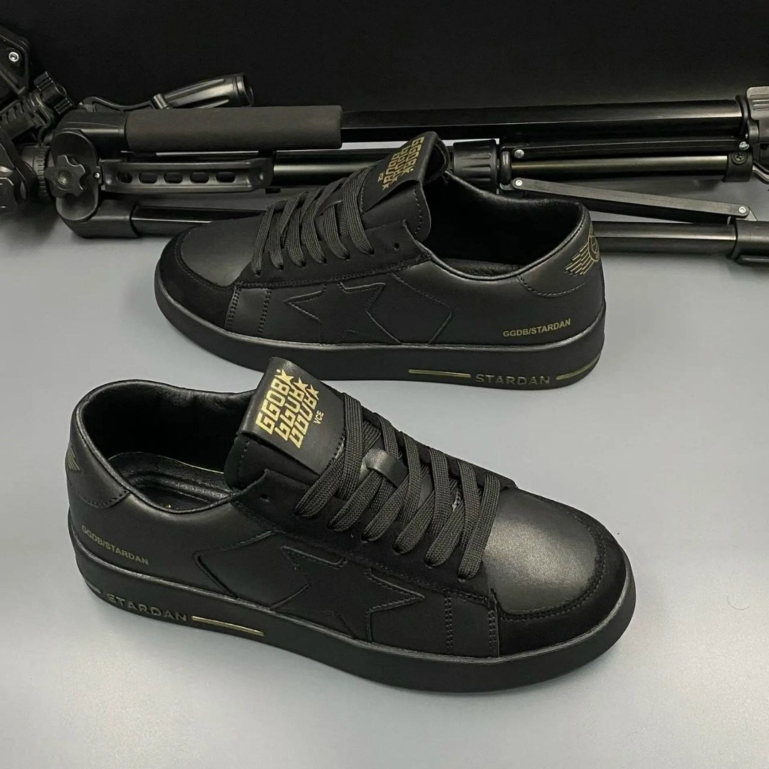 ,черные мужские кроссовки,valentino garavani rockstud кроссовки,кроссовки versace,мужской кроссовки