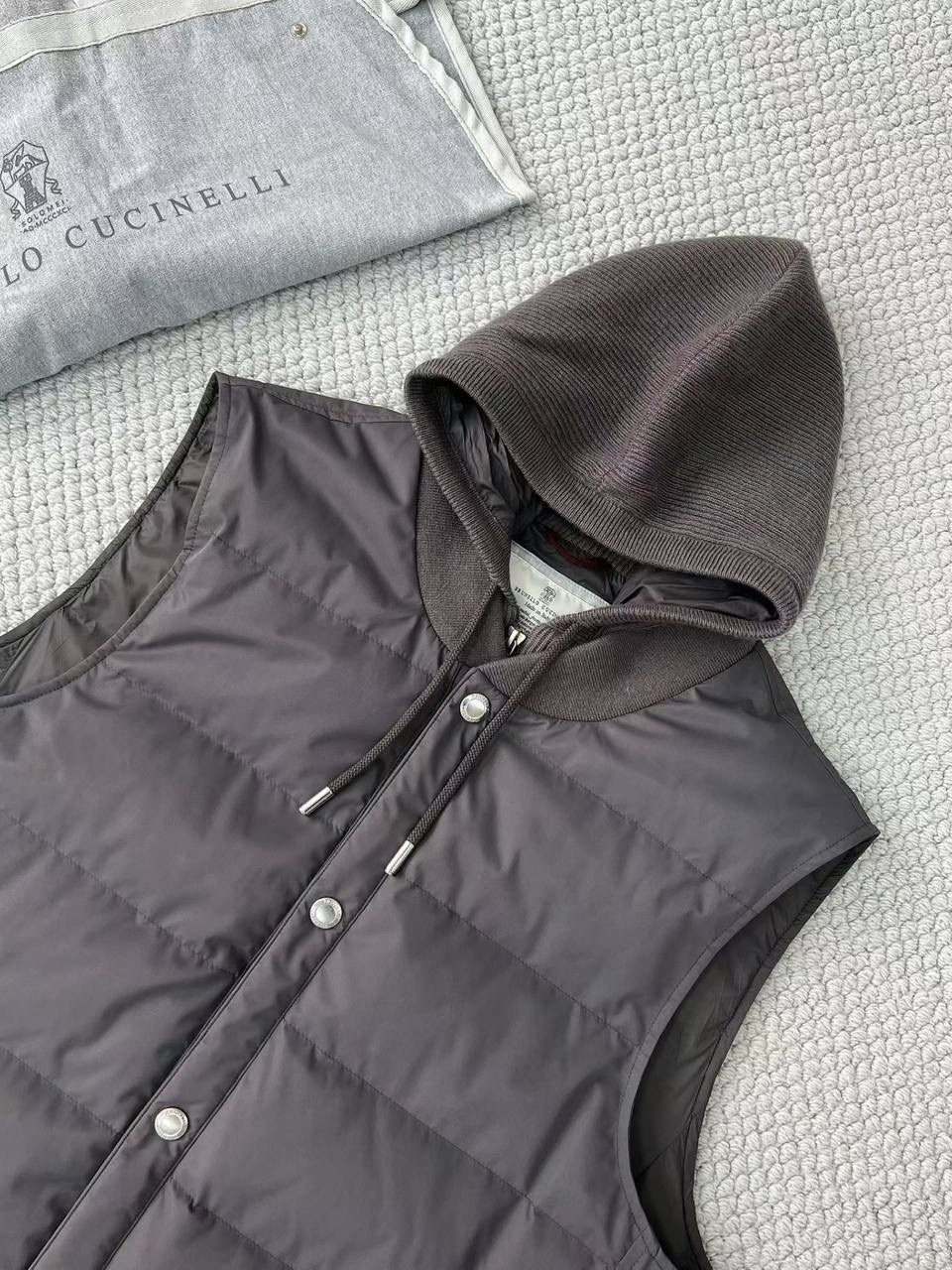 пуховый жилет brunello cucinelli,мужские жилеты brunello cucinelli,жилет brunello cucinelli,жилет с капюшоном,жилет мужской