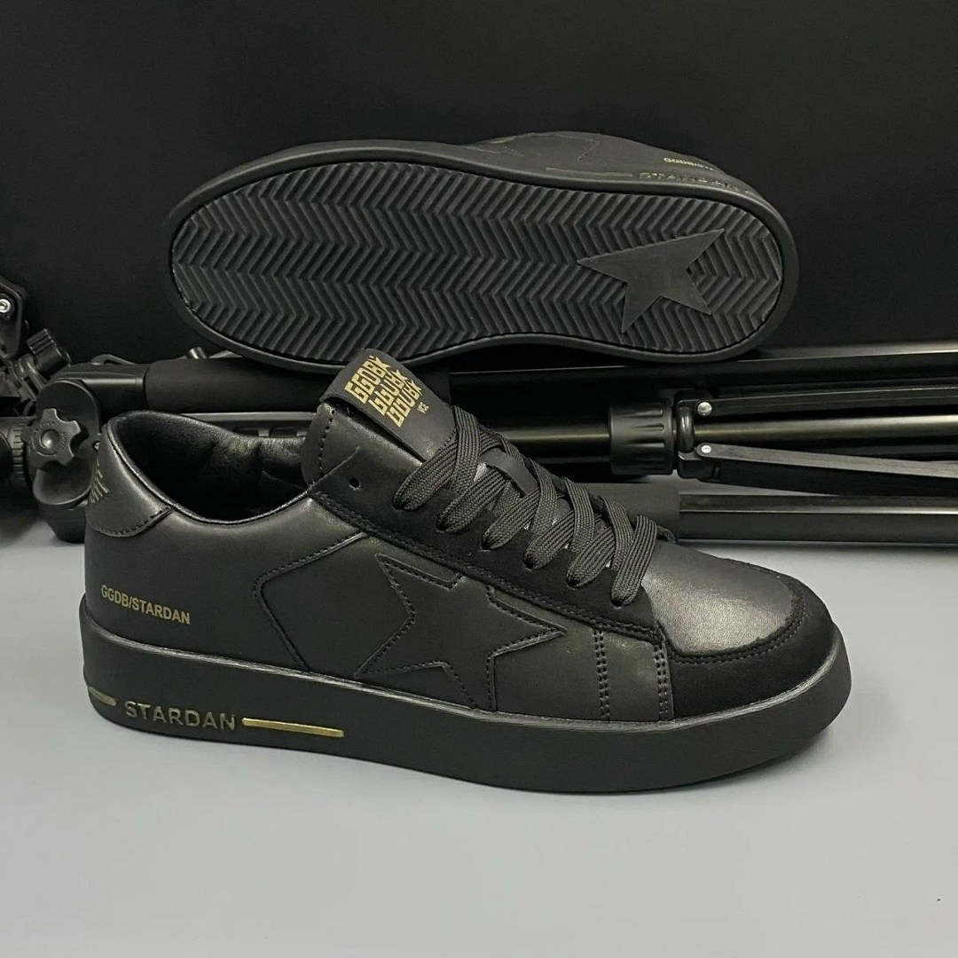 ,черные мужские кроссовки,valentino garavani rockstud кроссовки,кроссовки versace,мужской кроссовки