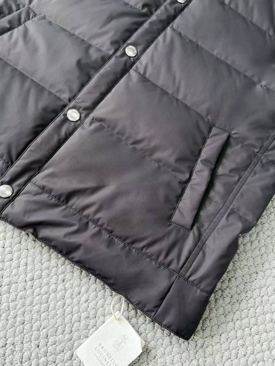 пуховый жилет brunello cucinelli,мужские жилеты brunello cucinelli,жилет brunello cucinelli,жилет с капюшоном,жилет мужской