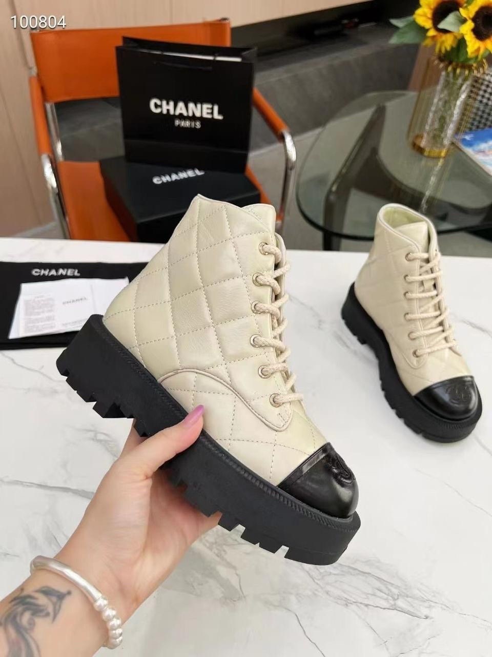 chanel женские чёрные кожаные ботинки,ботинки chanel,ботинки женские chanel,женские высокие ботинки из кожи chanel черные,ботинки chanel со шнуровкой и логотипом cc