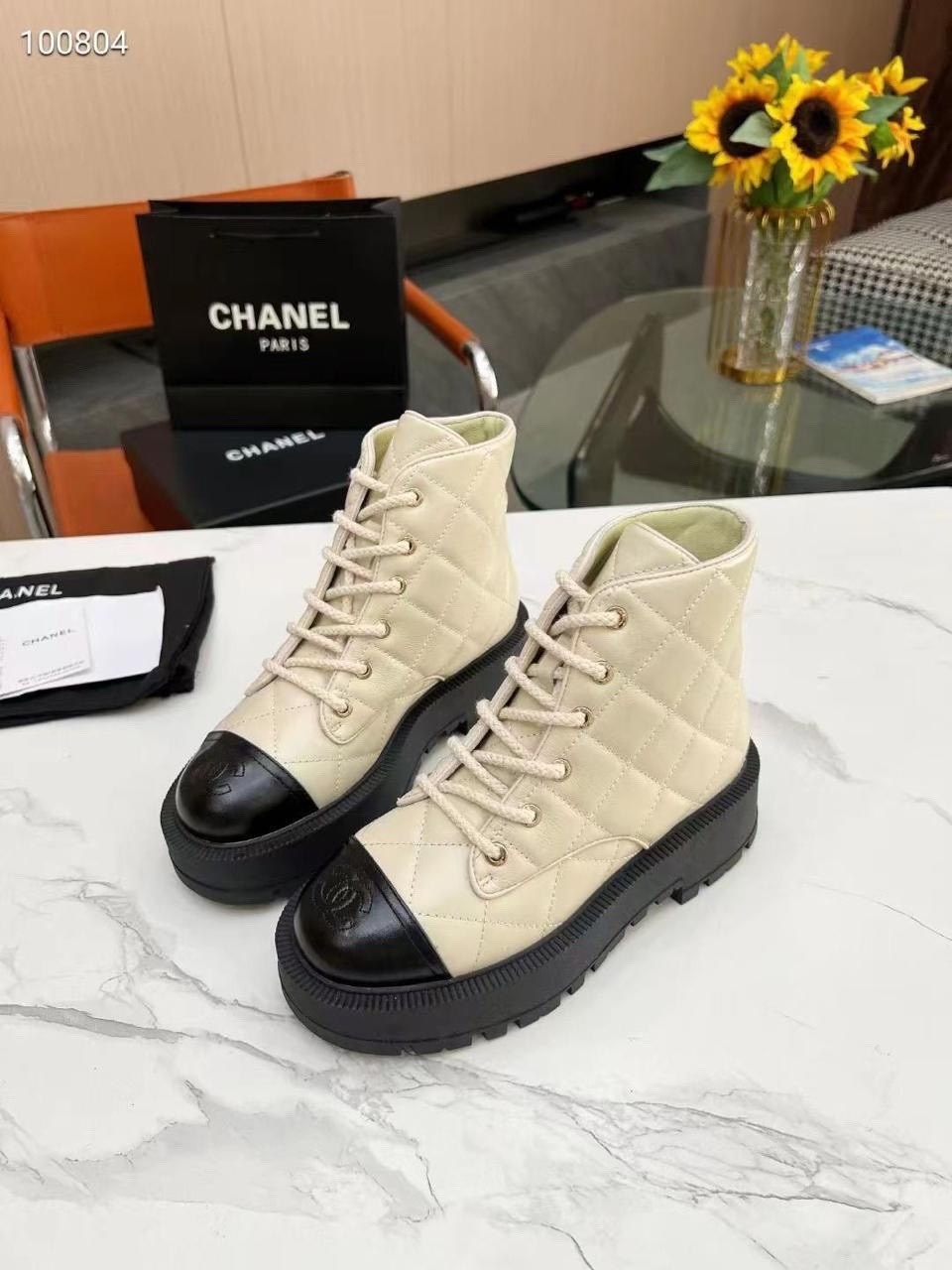 chanel женские чёрные кожаные ботинки,ботинки chanel,ботинки женские chanel,женские высокие ботинки из кожи chanel черные,ботинки chanel со шнуровкой и логотипом cc