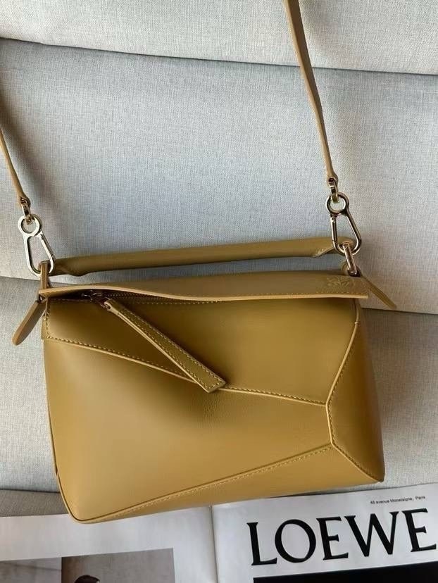 сумка loewe puzzle,кожаная сумка через плечо puzzle loewe,loewe сумка,loewe puzzle bag,маленькая кожаная сумка через плечо puzzle loewe
