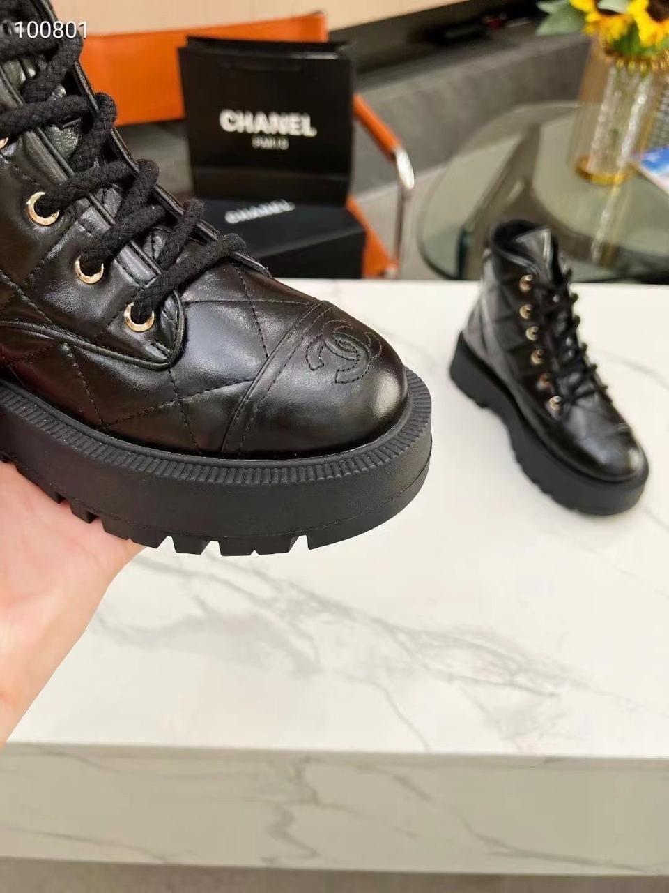 chanel женские чёрные кожаные ботинки,ботинки chanel,ботинки женские chanel,женские высокие ботинки из кожи chanel черные,ботинки chanel со шнуровкой и логотипом cc