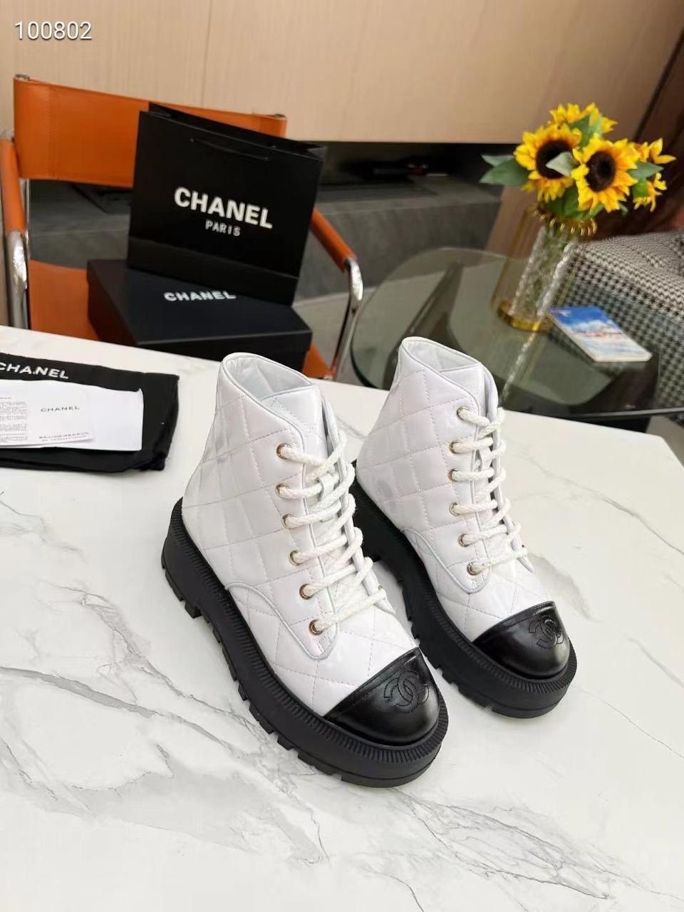 chanel женские чёрные кожаные ботинки,ботинки chanel,ботинки женские chanel,женские высокие ботинки из кожи chanel черные,ботинки chanel со шнуровкой и логотипом cc