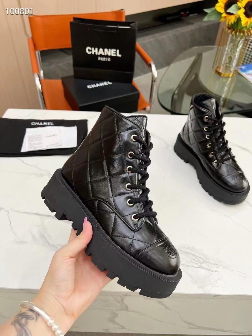 chanel женские чёрные кожаные ботинки,ботинки chanel,ботинки женские chanel,женские высокие ботинки из кожи chanel черные,ботинки chanel со шнуровкой и логотипом cc